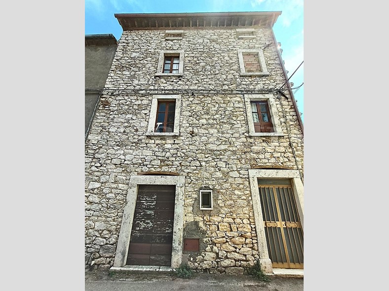 Trilocale in Vendita a Guardea, 67'000&euro;, 150 m²