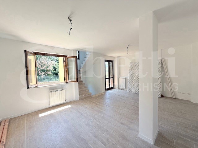 Villetta a schiera in Affitto a Orte, 700€, 210 m²