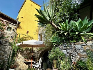 Casa Indipendente in Vendita a Diano San Pietro, 428'000€, 150 m²