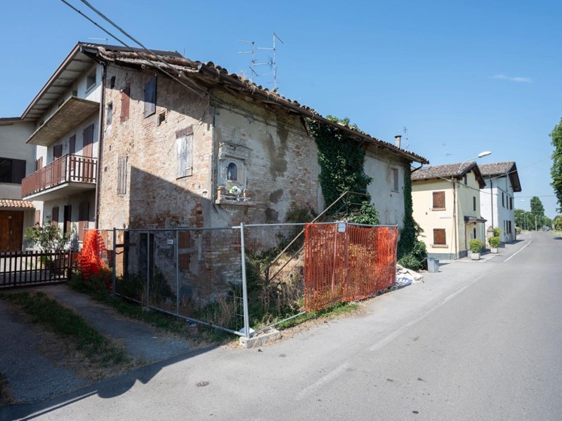 Casa Semi Indipendente in Vendita a Campegine, 45'000€, 250 m²