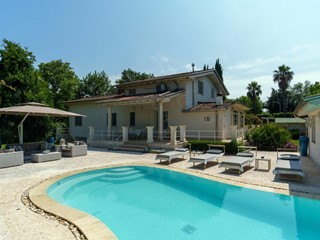 Villa in Vendita a Pietrasanta, zona Marina di Pietrasanta, 2'300'000€, 380 m², con Box