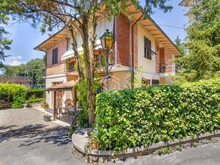 Villa bifamiliare in Vendita a Volterra, 436'000€, 275 m², arredato