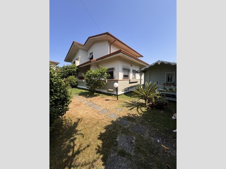 Villa in Vendita a Massa, zona Marina di Massa, 750'000&euro;, 260 m²