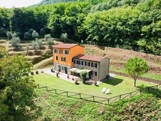 Casa di corte in Vendita a Capannori, zona San Gennaro, 870'000€, 260 m²
