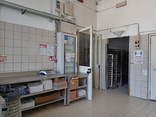 Attività commerciale in Affitto a San Giuliano Terme, 2'200€, 215 m²