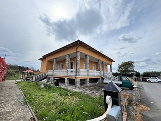 Villa in Vendita a Altopascio, 500'000€, 330 m²