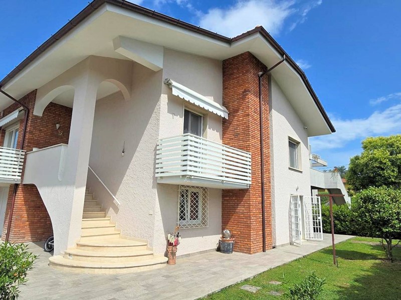 Villa in Vendita a Ponte Buggianese, 445'000€, 196 m²