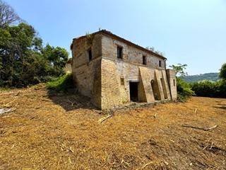 Rustico in Vendita a Sant'Elpidio a Mare, 167'000€, 400 m²