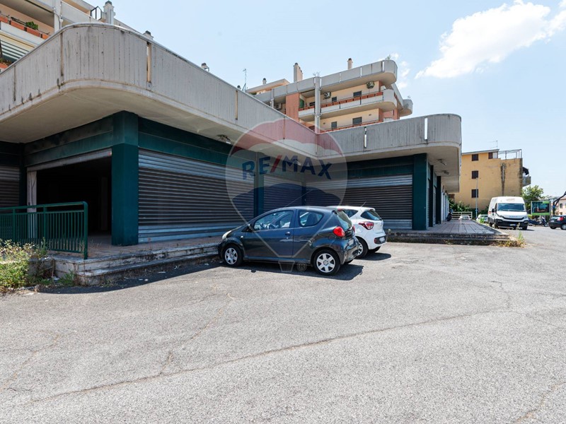 Immobile commerciale in Vendita a Monterotondo, 435'000€, 315 m²