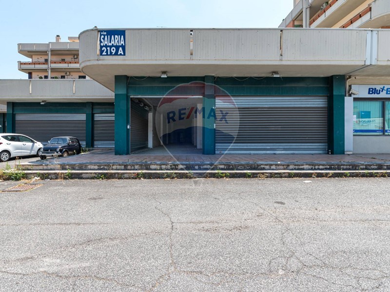 Immobile commerciale in Vendita a Monterotondo, 540'000€, 390 m²