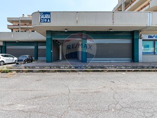Immobile commerciale in Vendita a Monterotondo, 540'000€, 390 m²