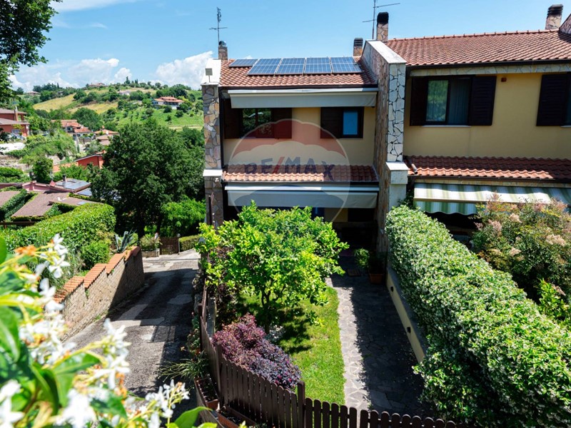 Villa in Vendita a Castelnuovo di Porto, 359'000€, 273 m²