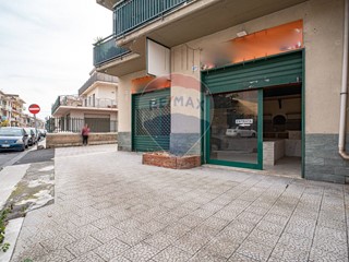 Immobile commerciale in Vendita a Belpasso, 80'000€, 100 m²