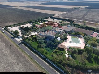 Attività commerciale in Vendita a Bovino, 1'350'000€, 4000 m²