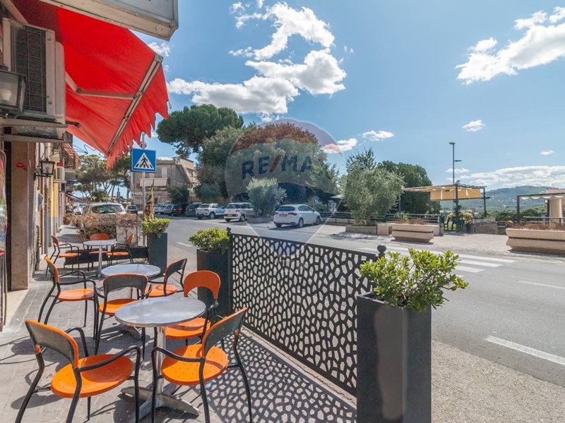 Attività commerciale in Vendita a Canino, 100'000€, 300 m²