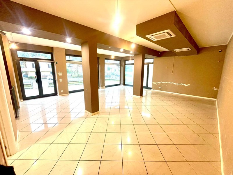 Attività commerciale in Affitto a Gallicano, 1'600€, 130 m²