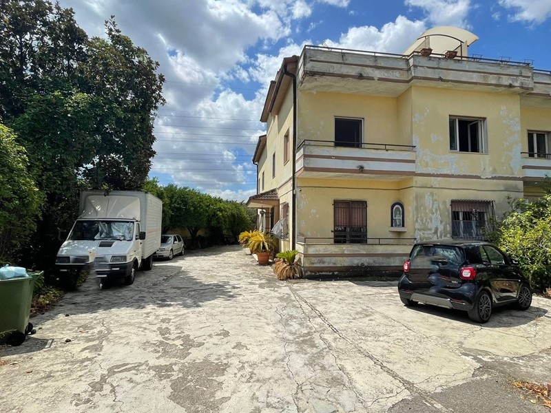 Casa Indipendente in Vendita a Caserta, 750'000€, 830 m²