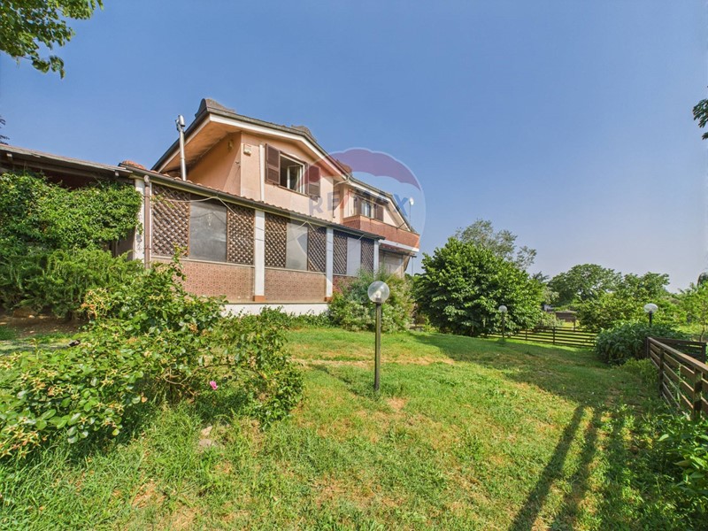 Villa in Vendita a Nepi, 330'000&euro;, 220 m²