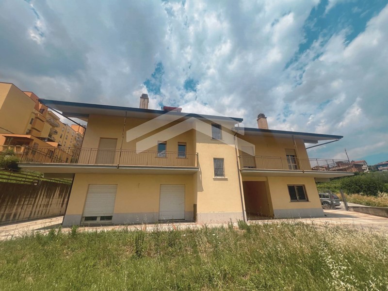 Villa in Vendita a Campobasso, 399'000€, 515 m²
