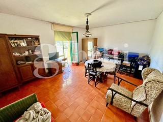 Villa bifamiliare in Vendita a Castel Volturno, 290'000€, 380 m²