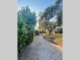 Villa in Vendita a Formello, 450'000€, 330 m²