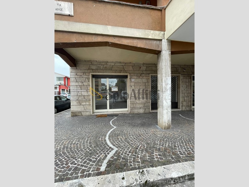 Capannone in Affitto a Frosinone, 1'350€, 60 m²