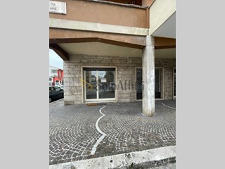 Capannone in Affitto a Frosinone, 1'350€, 60 m²