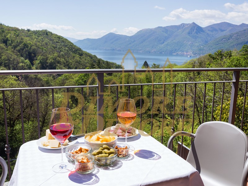 Casa Semi Indipendente in Vendita a Luino, zona Colmegna, 315'000€, 140 m², arredato