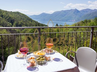 Casa Semi Indipendente in Vendita a Luino, zona Colmegna, 315'000€, 140 m², arredato