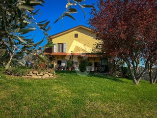 Casa Indipendente in Vendita a Rosora, zona Rosora, 339'000€, 434 m²