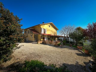 Casa Indipendente in Vendita a Rosora, zona Rosora, 339'000&euro;, 434 m²