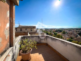 Appartamento in Vendita a Jesi, zona ZONA 1A, 119'000€, 164 m²