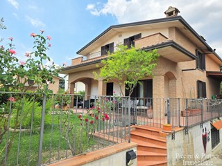 Casa Indipendente in Vendita a Perugia, 370'000€, 262 m², con Box