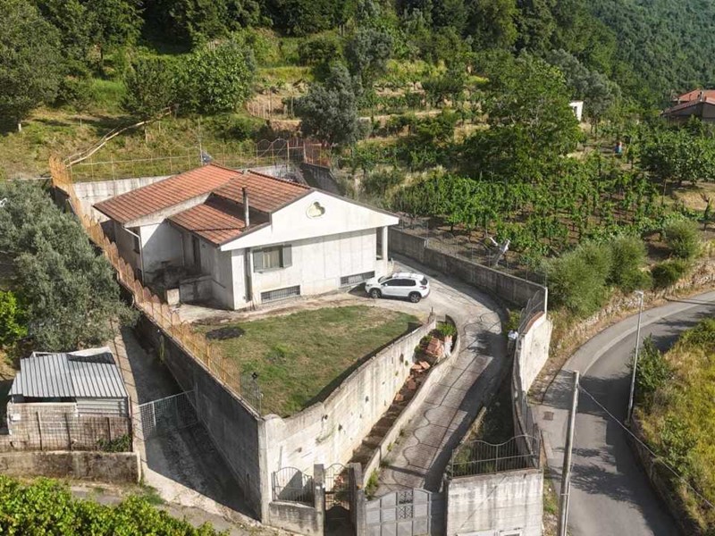 Casa Indipendente in Vendita a Salerno, 380'000&euro;, 250 m²