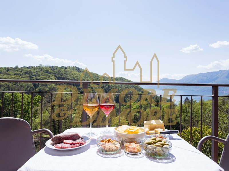 Casa Semi Indipendente in Vendita a Luino, zona Colmegna, 315'000€, 140 m², arredato