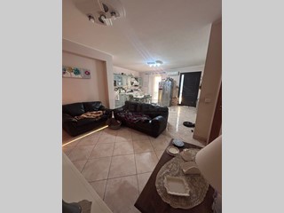 Quadrilocale in Vendita a Floridia, 100'000€, 70 m², con Box