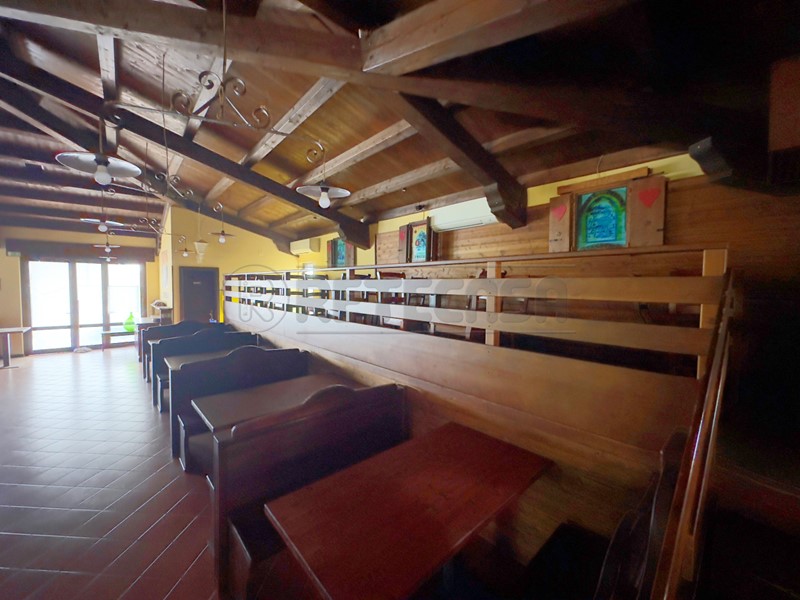 Immobile commerciale in Vendita a Castelgomberto, zona Castelgomberto, 250'000&euro;, 900 m²