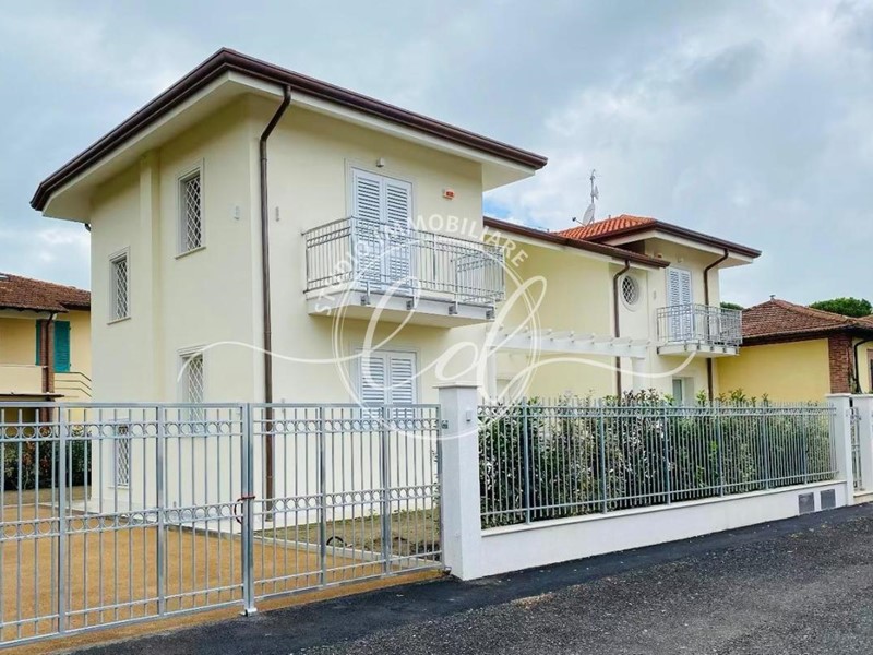 Casa Semi Indipendente in Vendita a Pietrasanta, zona Marina Di Pietrasanta, 1'350'000€, 210 m², arredato