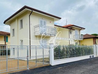Casa Semi Indipendente in Vendita a Pietrasanta, zona Marina Di Pietrasanta, 1'350'000€, 210 m², arredato