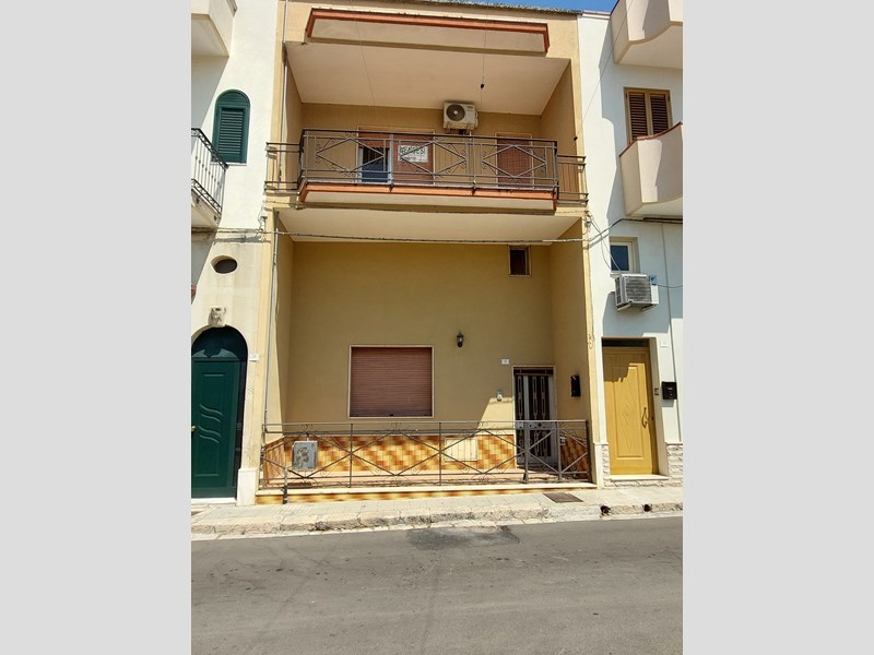 Casa Indipendente in Vendita a Scorrano, zona centrale, 90'000€, 156 m²