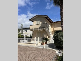 Bilocale in Vendita a Massa, zona Marina di Massa, 165'000&euro;, 30 m², arredato