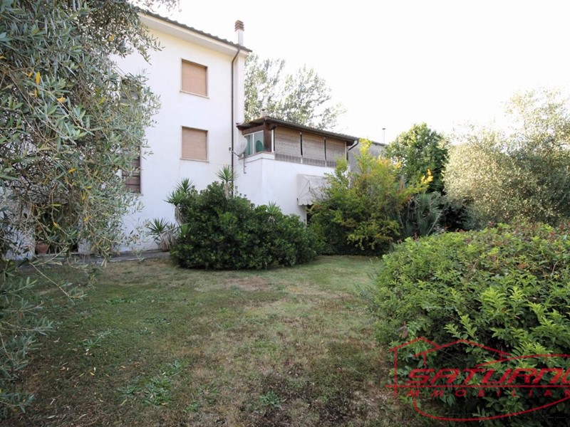 Villa bifamiliare in Vendita a Lucca, zona Nozzano, 295'000&euro;, 240 m²