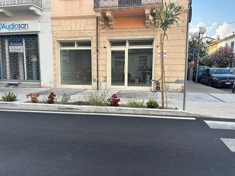 Immobile commerciale in Affitto a Viareggio, 2'000€, 80 m²