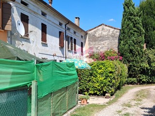 Casa Semi Indipendente in Vendita a Serravalle a Po, 60'000&euro;, 280 m²