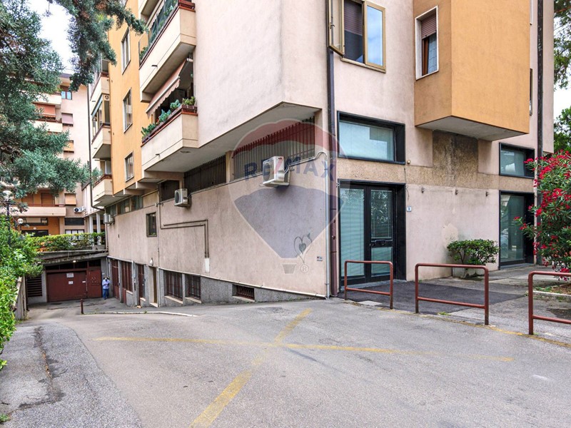 Immobile commerciale in Vendita a Prato, 195'000€, 340 m²