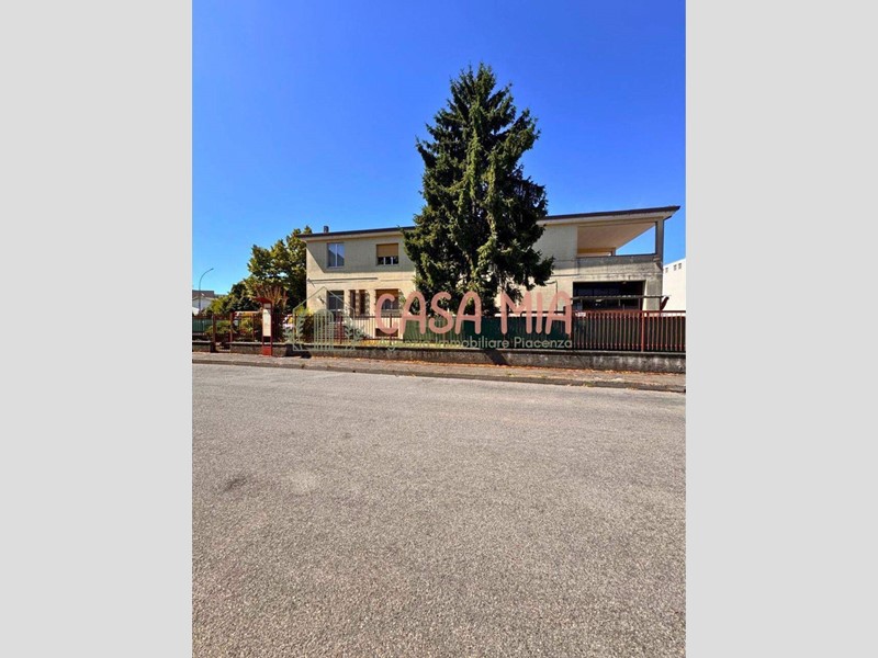 Capannone in Vendita a Piacenza, 700'000€, 790 m²