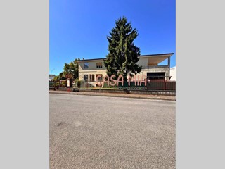 Capannone in Vendita a Piacenza, 700'000€, 790 m²
