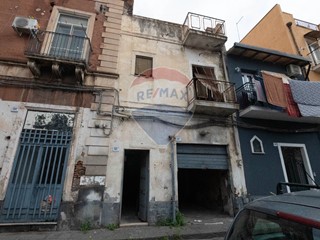 Casa Indipendente in Vendita a Catania, 55'000&euro;, 170 m²