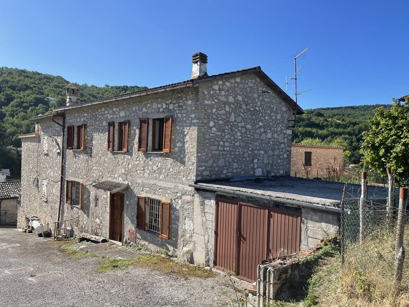 Casa Semi Indipendente in Vendita a Sellano, 43'000&euro;, 185 m²