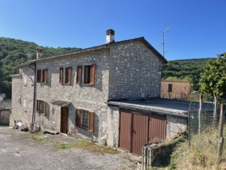 Casa Semi Indipendente in Vendita a Sellano, 43'000&euro;, 185 m²